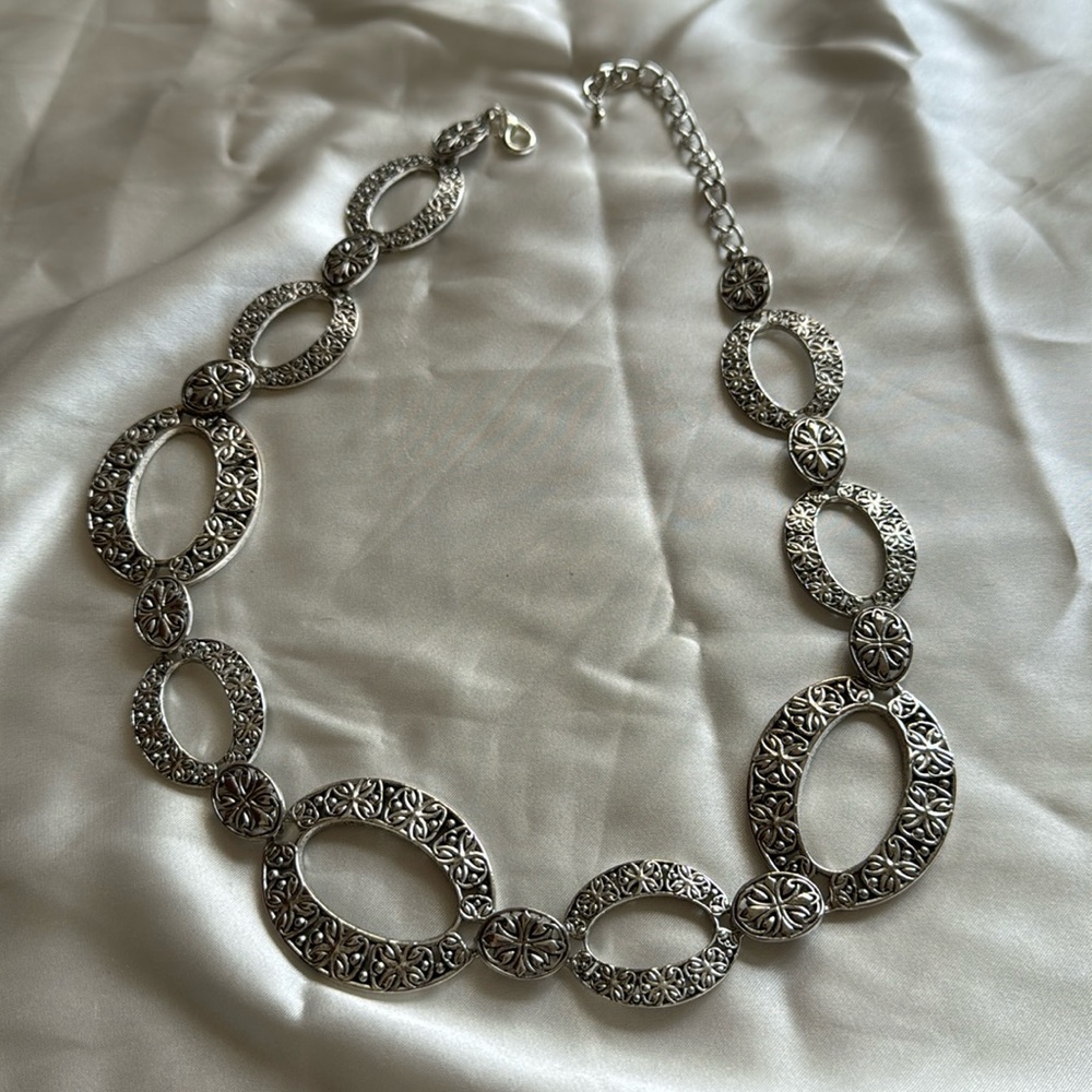 Pretty necklace with adjustable length